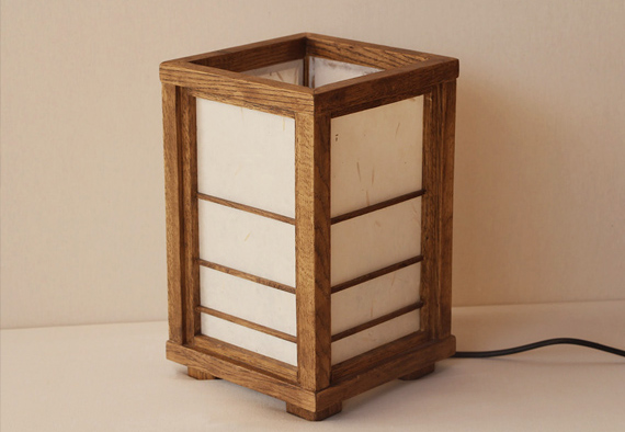 מנורת אוירה יפנית מעץ אלון ונייר דקורטיבי. רוחב 20 גובה 35